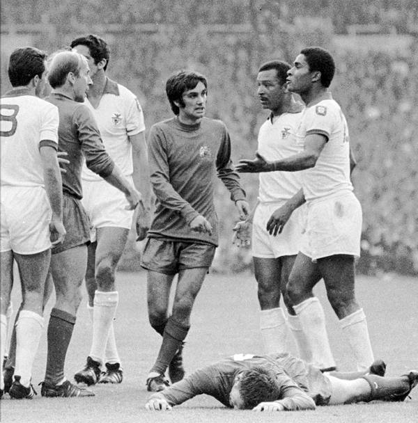 Londra, 1968: George Best discute con Eusebio durante la finale di Coppa dei Campioni vinta dal Manchester United contro il Benfica 4-1 (Ansa)